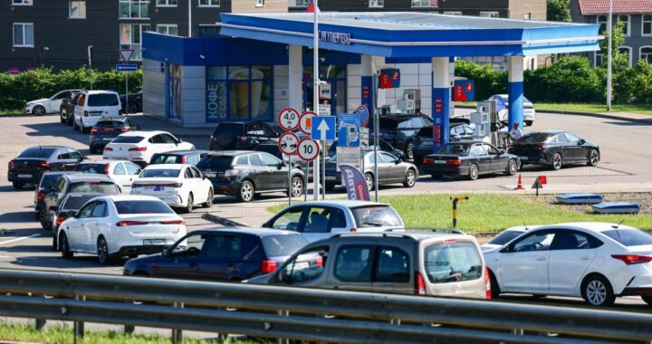 Las filas para conseguir gasolina se alargan en Rusia