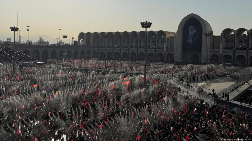 Multitud en Teherán con banderas de Irán y retratos de Alí Jamenei en funerales