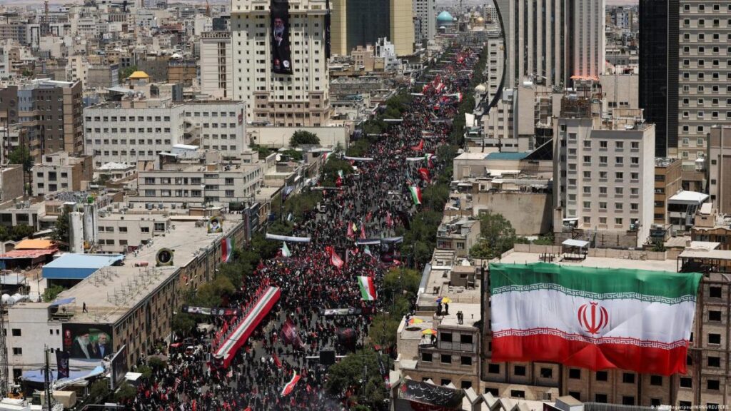 Irán sepulta a su líder supremo Alí Jamenei entre llamamientos a la “venganza”