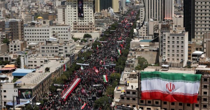 Irán sepulta a su líder supremo Alí Jamenei entre llamamientos a la “venganza”