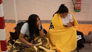 Los miles de evacuados que duermen en centros deportivos y plazas de toros por los voraces incendios en España y Francia