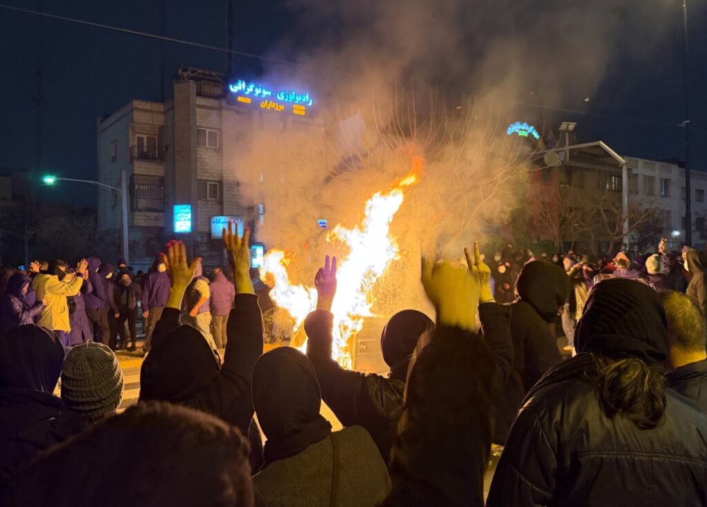 Protestas en Irán con banderas y carteles exigiendo justicia y derechos humanos