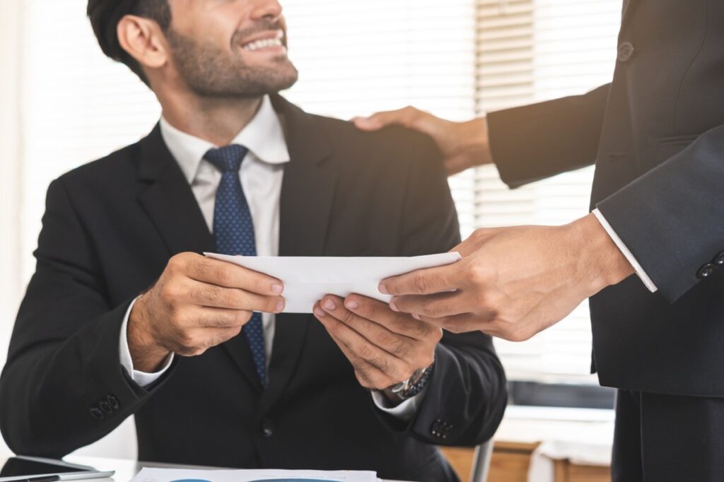Persona negociando sueldo en oficina con gráficos de salarios y beneficios
