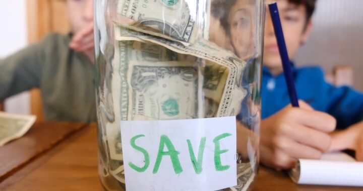 35% de latinos con deudas por falta de educación financiera en casa