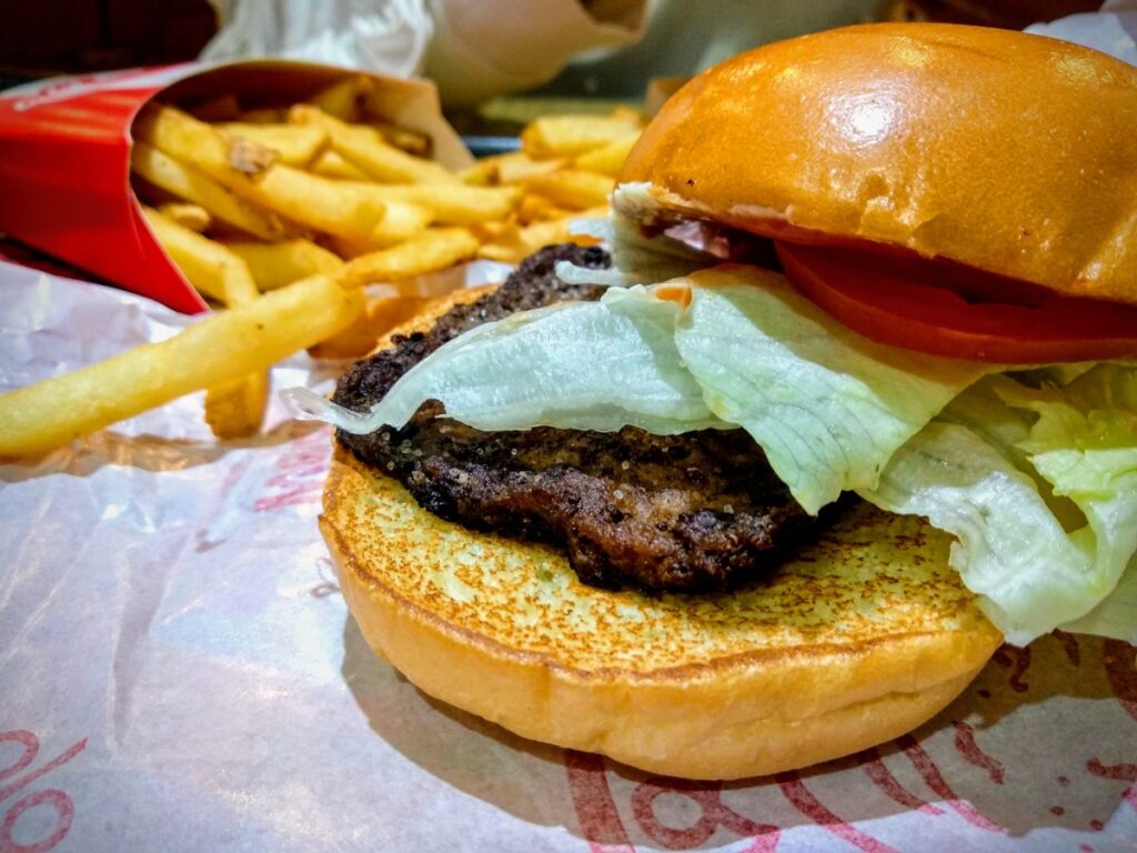 Empleados de Wendy’s siendo arrestados por manipulación de alimentos