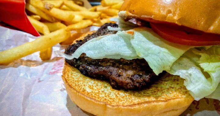 Escándalo en Wendy’s: empleados arrestados por servir comida de la basura