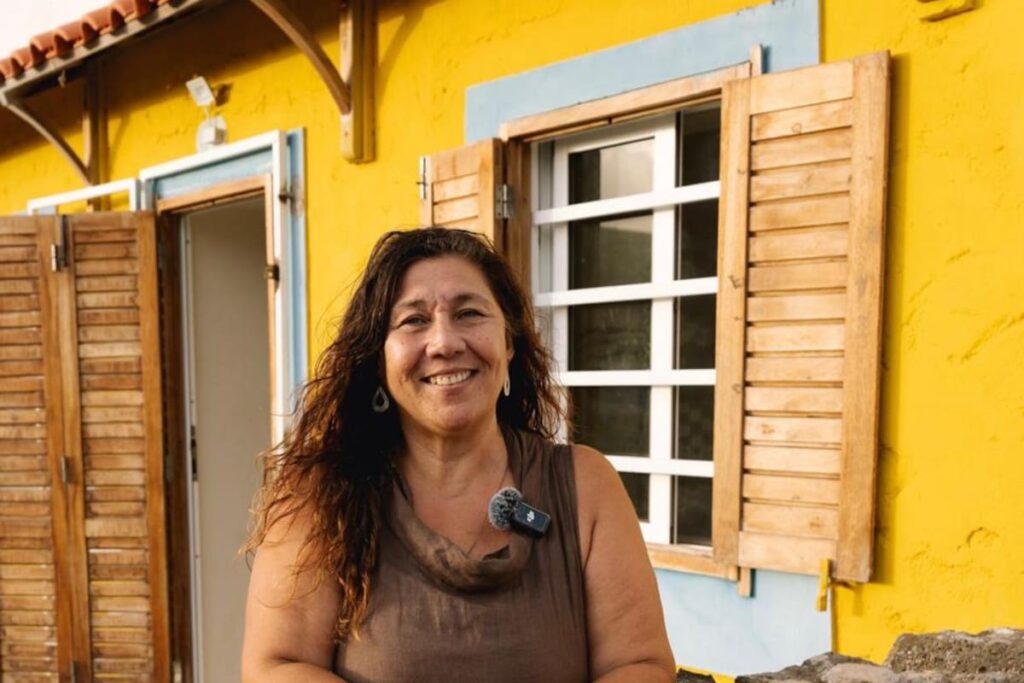 Rosana Monteiro en su taller de fitocosmética natural Mamdyara en Mindelo