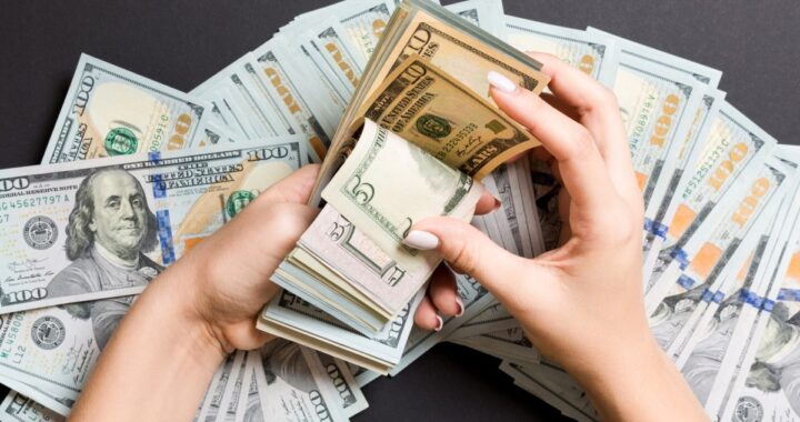 Mujer gana $100,000 en la lotería tras seguir jugando después de un premio de $700
