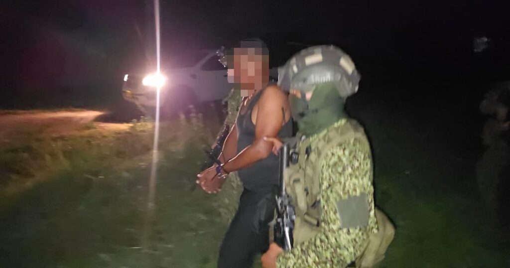 Tropas de Infantería de Marina entregando a alias Fabián o Veneno a autoridades