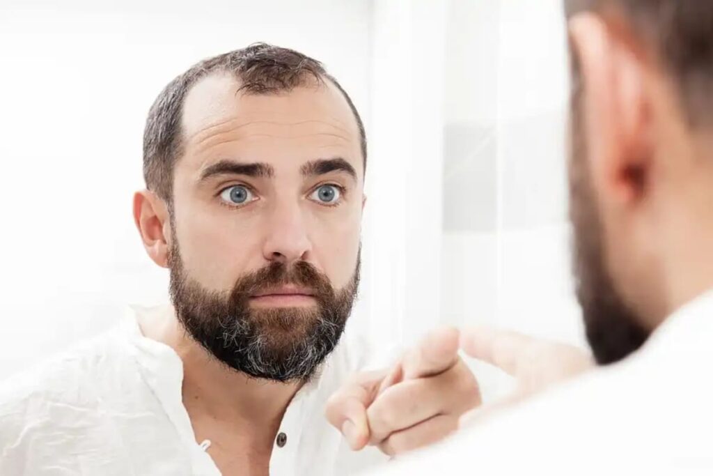 Persona hablando sola mientras organiza sus pensamientos y emociones