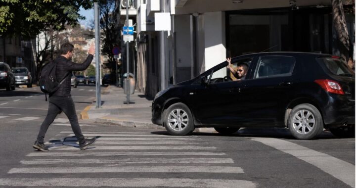 Qué dice la psicología sobre las personas que saludan al conductor que les cede el paso