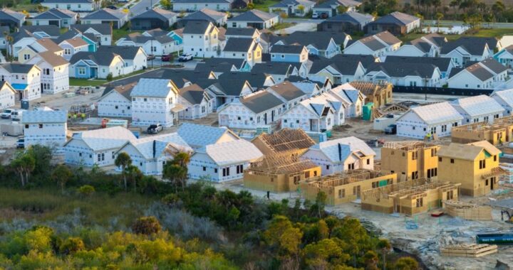 Trump permitirá que la ley de vivienda asequible entre en vigor sin firmarla mientras las casas alcanzan un precio récord