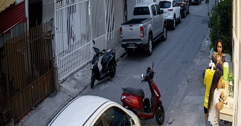 Dos hombres armados en moto asaltando a clientes en negocio de Los Alpes
