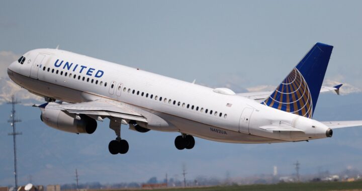United Airlines elimina el asiento del medio y crea una nueva opción con mesa en sus aviones