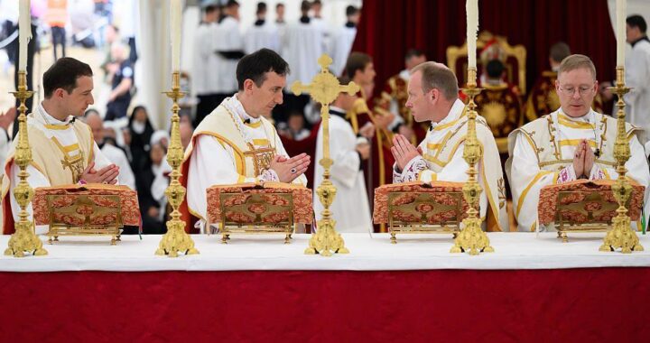 Vaticano excomulga a obispos lefebvrianos y advierte a sus seguidores