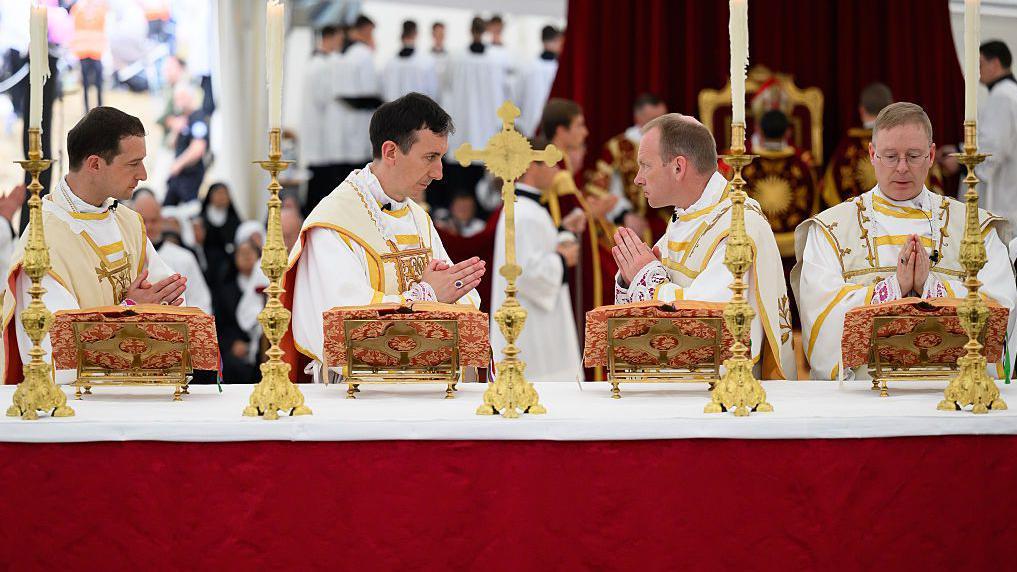 Obispo Alfonso de Galarreta durante consagración cismática de la FSSPX