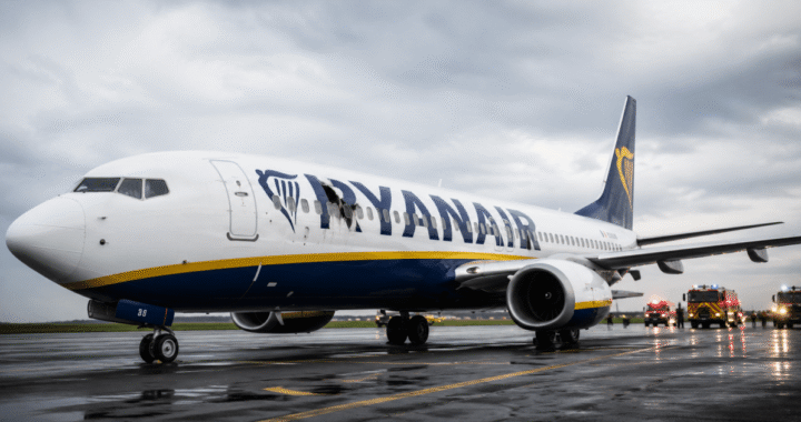 Terror en un vuelo de Ryanair: una ventanilla se desprendió y un pasajero quedó con la cabeza fuera del avión