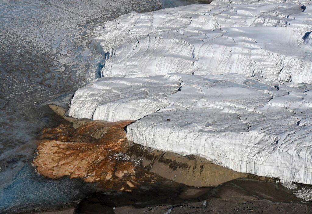 Glaciar Taylor con líquido rojo emergiendo en los Valles Secos de McMurdo
