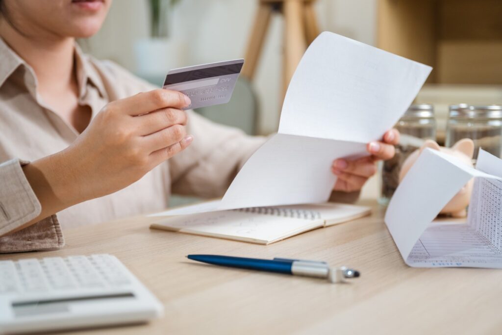 Documentos legales y tarjetas de crédito sobre una mesa de oficina