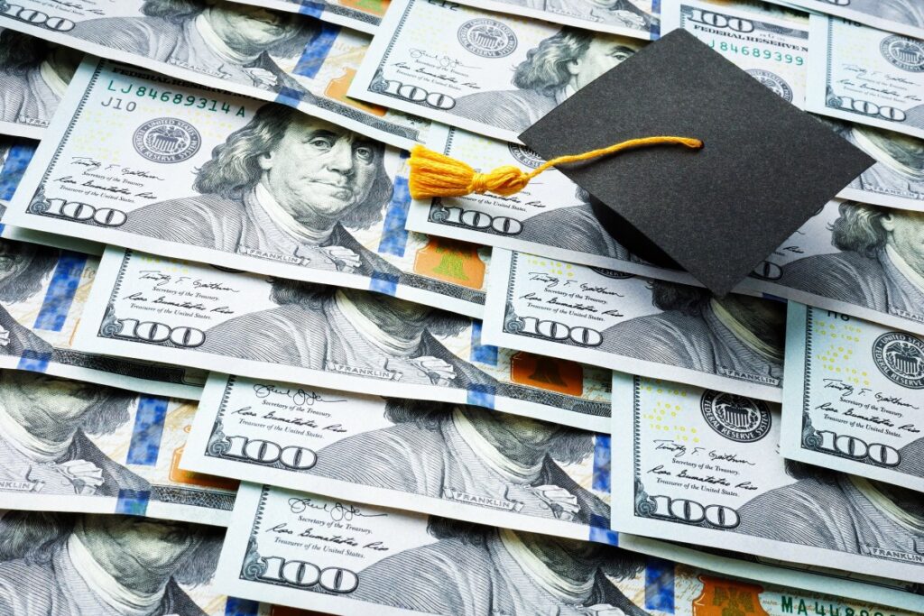 Personas analizando opciones para reducir préstamos estudiantiles con calculadora y documentos
